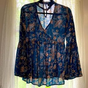 Pretty top with wide wrist sleeve. Size XS.